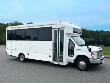 2018 Glaval Universal Shuttle Bus