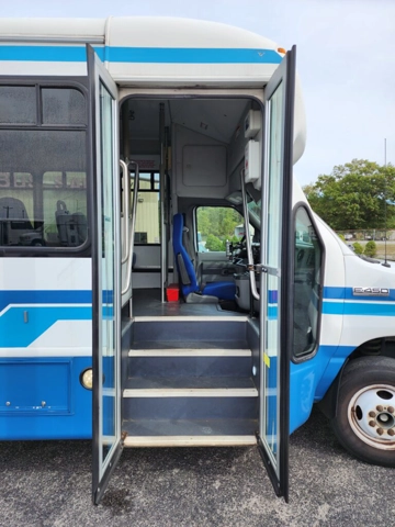 Picture of 2015 Ford E450 Starcraft Shuttle Bus