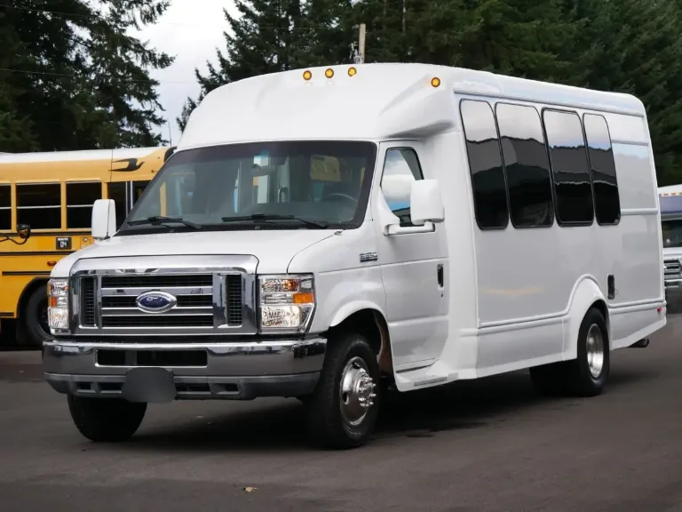 Picture of 2010 Ford Starcraft Starquest Shuttle Bus