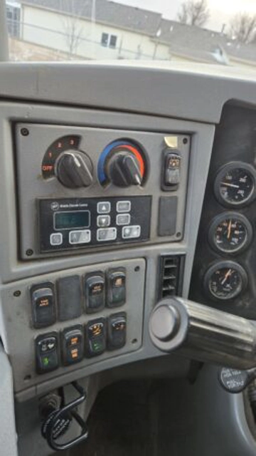 Picture of 2007 MCI J4500 Motor Coach 