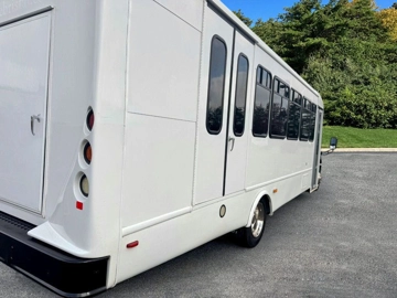 Picture of 2015 Ford F-550 Cutaway Shuttle Bus
