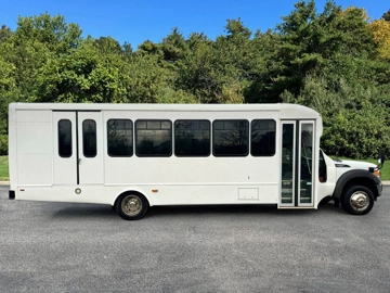 Picture of 2015 Ford F-550 Cutaway Shuttle Bus