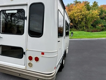 Picture of 2016 Ford E-350 Cutaway Non-Cdl Shuttle Bus