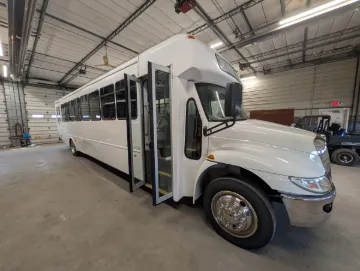 2013 International 40P ADA Shuttle