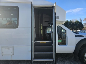 Picture of 2016 Ford F-450 SD ADA Shuttle Bus