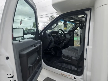 Picture of 2015 Ford F-550 Shuttle Bus