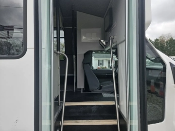Picture of 2015 Ford F-550 Shuttle Bus