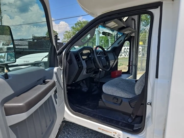 Picture of 2016 Ford F-550 Shuttle Bus