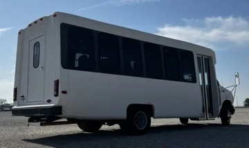 Picture of 2004 Ford Diamond Shuttle Bus