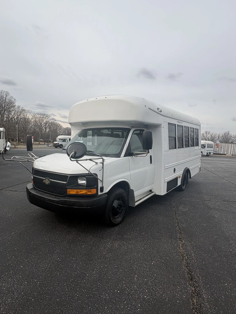 Picture of 2016 Chevrolet Starcraft Shuttle Bus