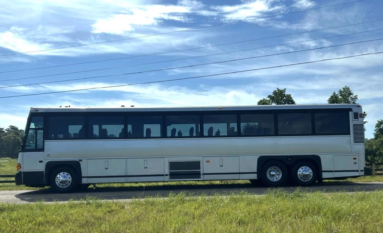 Picture of 2004 MCI D4500 Coach Bus