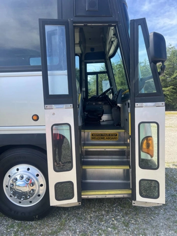 Picture of 2004 MCI D4500 Coach Bus