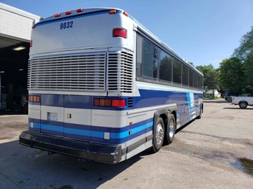 Picture of 2000 Mci 102DL3 Coach Bus