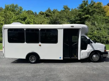 2017 Chevrolet 4500 Arboc 15P ADA
