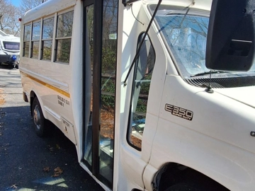 Picture of 2000 Ford E-350 Super Duty Shuttle Bus