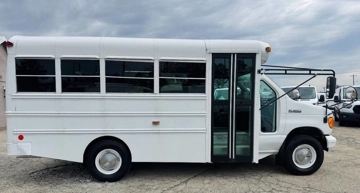 Picture of 2006 Ford E350 Cutaway Shuttle Bus