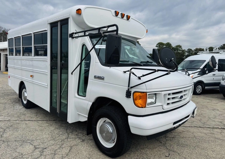 Picture of 2006 Ford E350 Cutaway Shuttle Bus