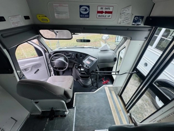 Picture of 2006 Ford E350 Cutaway Shuttle Bus