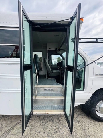 Picture of 2006 Ford E350 Cutaway Shuttle Bus
