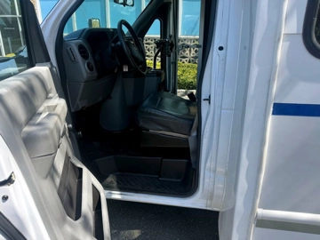 Picture of 2015 Ford E-450 Non-CDL ADA Shuttle Bus