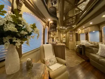 2004 Prevost XLII Liberty Coach 