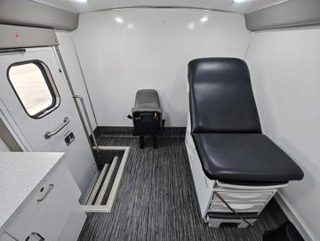 Picture of 2021 Ford E450 Turtle Top Mobile Clinic