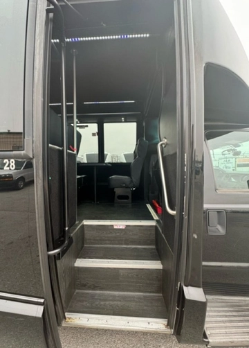 Picture of 2016 Ford F-550 Shuttle Bus