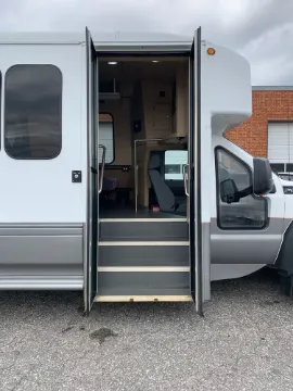2014 Ford F-550 Shuttle Bus