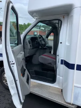 2010 Ford E-450 Shuttle Bus
