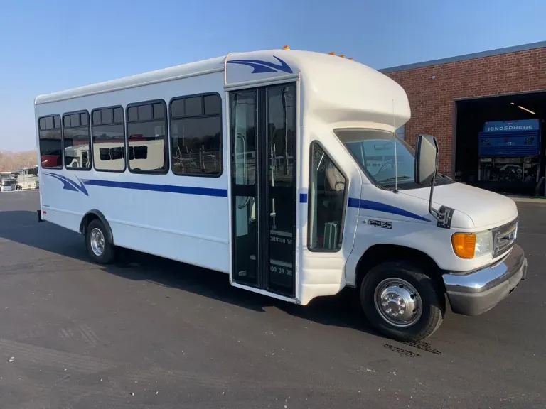 2004 Ford E-350 Shuttle Bus
