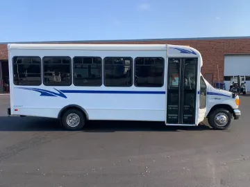 2004 Ford E-350 Shuttle Bus