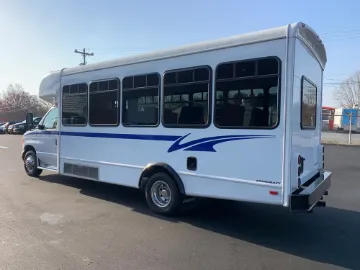 2004 Ford E-350 Shuttle Bus