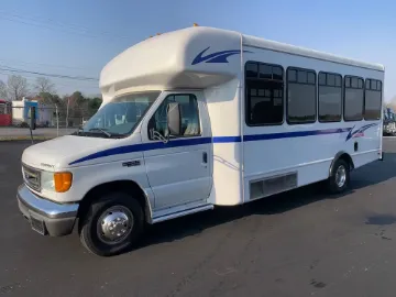 2004 Ford E-350 Shuttle Bus