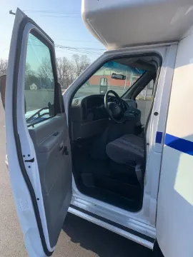 2004 Ford E-350 Shuttle Bus