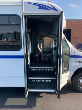 2004 Ford E-350 Shuttle Bus