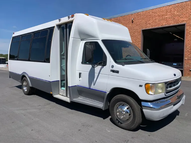2002 Ford E-450 Shuttle Bus