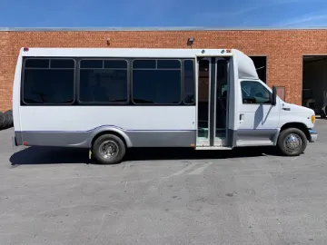 2002 Ford E-450 Shuttle Bus