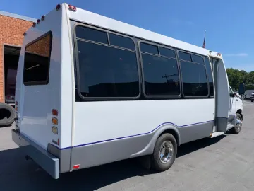 2002 Ford E-450 Shuttle Bus