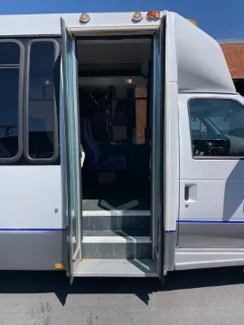 2002 Ford E-450 Shuttle Bus