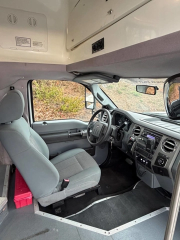 Picture of 2011 Ford F-550 Shuttle Bus