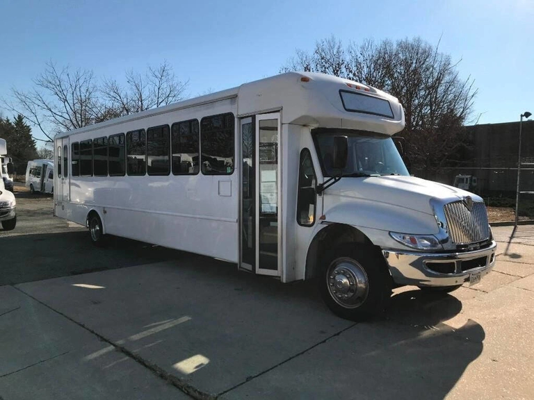 Picture of 2013 International PC505 Starcraft Mid Size Bus