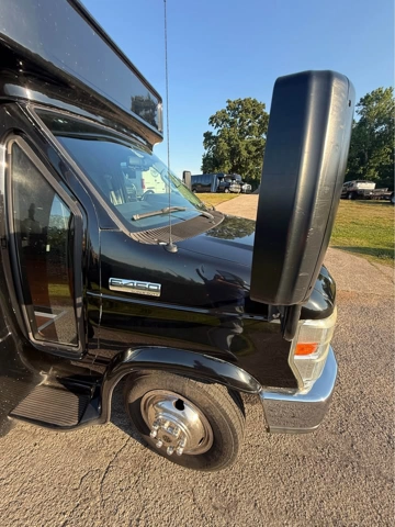 Picture of 2015 Ford E450 22P Party Bus
