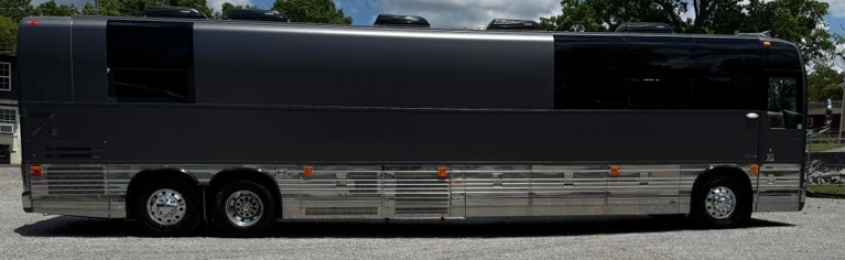 2009 Prevost XLII Entertainer Bus - Tour-Ready & Comfortable
