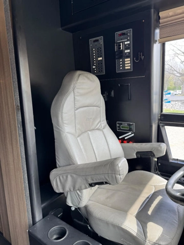 Picture of 2008 Prevost Entertainer Motorcoach Conversion