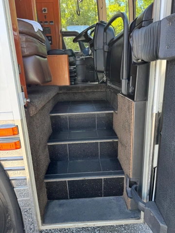 Picture of 2005 Prevost XLII Entertainer Motorcoach