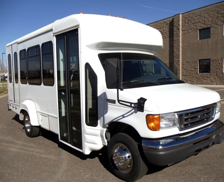 Picture of 2005 Ford Starcraft Starlite ADA Shuttle Bus