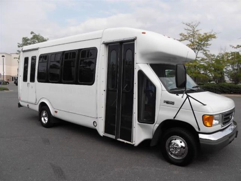 Picture of 2005 Ford Startrans E-450 ADA Shuttle Bus