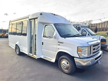 Picture of 2016 Starcraft Starquest Shuttle Bus