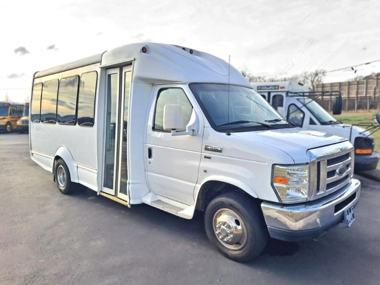 Picture of 2016 Starcraft Starquest Shuttle Bus