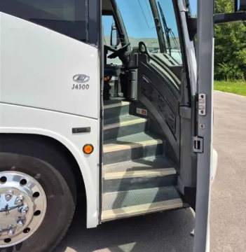 Picture of 2006 MCI J4500 Coach Coach Bus